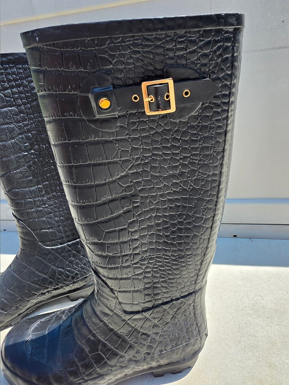 Khombu Black Crocodike Embossed Rain Boot — Size 9